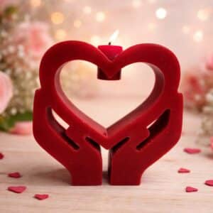 Bougie Saint-Valentin cœur tenu par des mains, création artisanale française