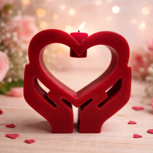 Bougie Saint-Valentin cœur tenu par des mains, création artisanale française