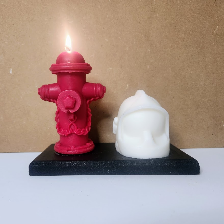Bougie borne d'incendie rouge et casque de pompier en cire blanche