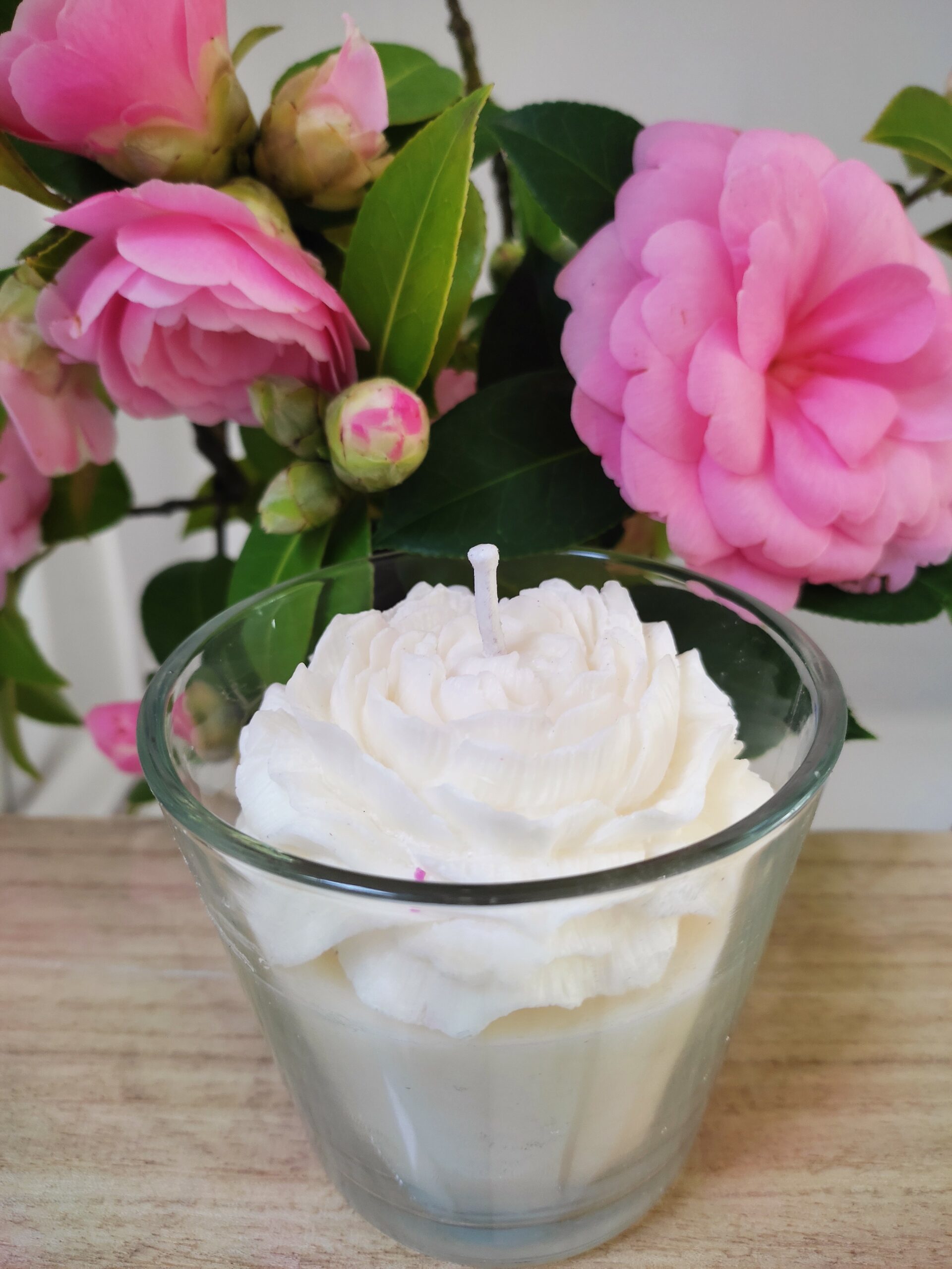 Bougie-camelia-blanche-dans-verrine-scaled