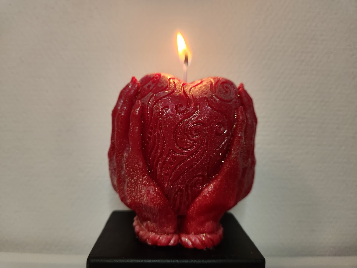 Bougie coeur dans les mains avec paillettes Bougie cœur posé dans les mains cadeau saint valentin
