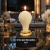 Bougie déco originale en forme d’ampoule de 13 cm sur socle en bois personnalisé, création artisanale humoristique “C’est pas Versailles ici”