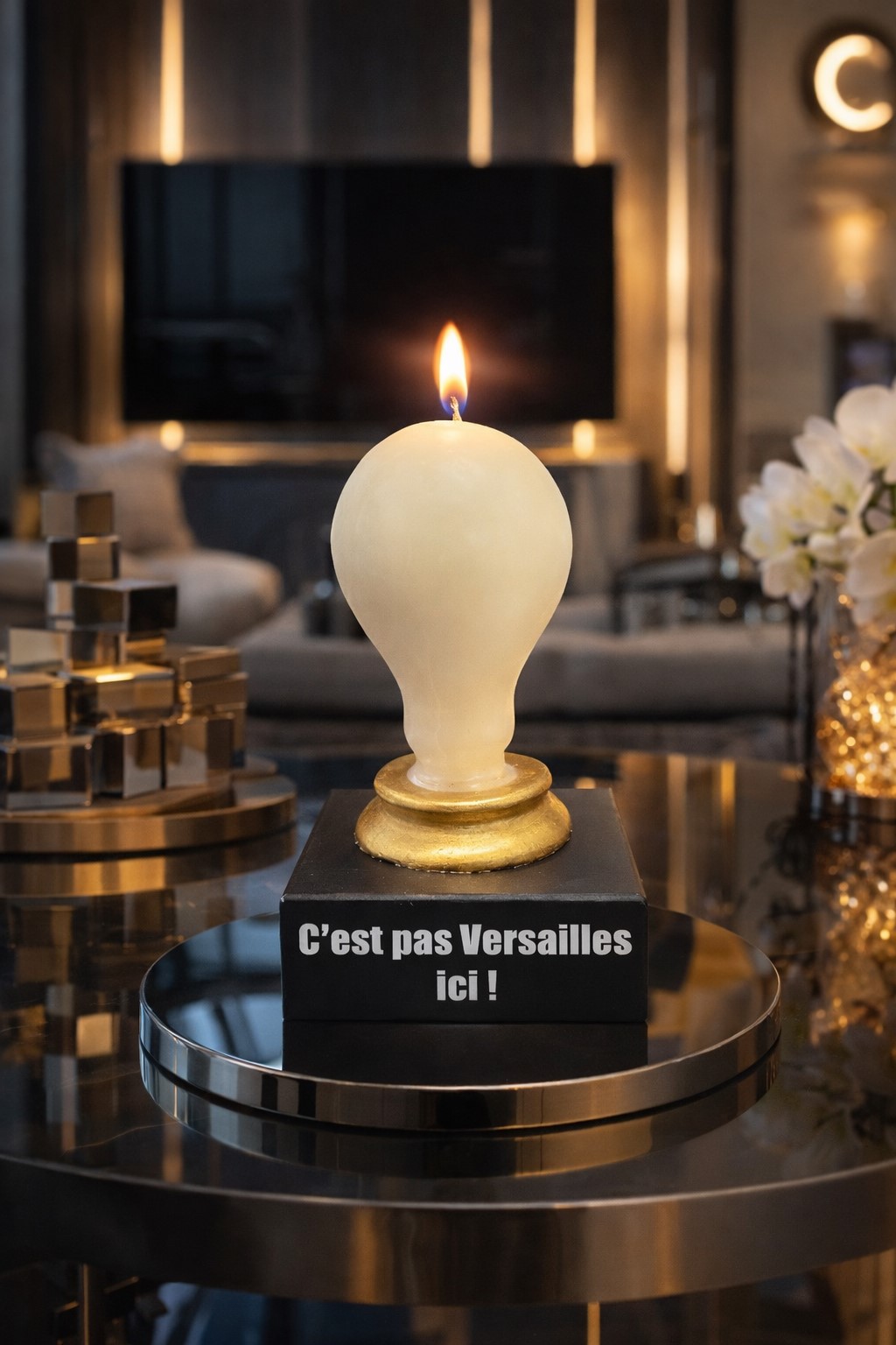 Bougie déco originale en forme d’ampoule de 13 cm sur socle en bois personnalisé, création artisanale humoristique “C’est pas Versailles ici”