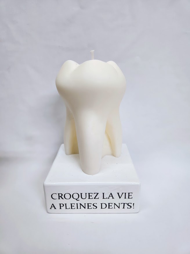 Bougie décorative en forme de dent sur socle Croquez la vie à pleines dents