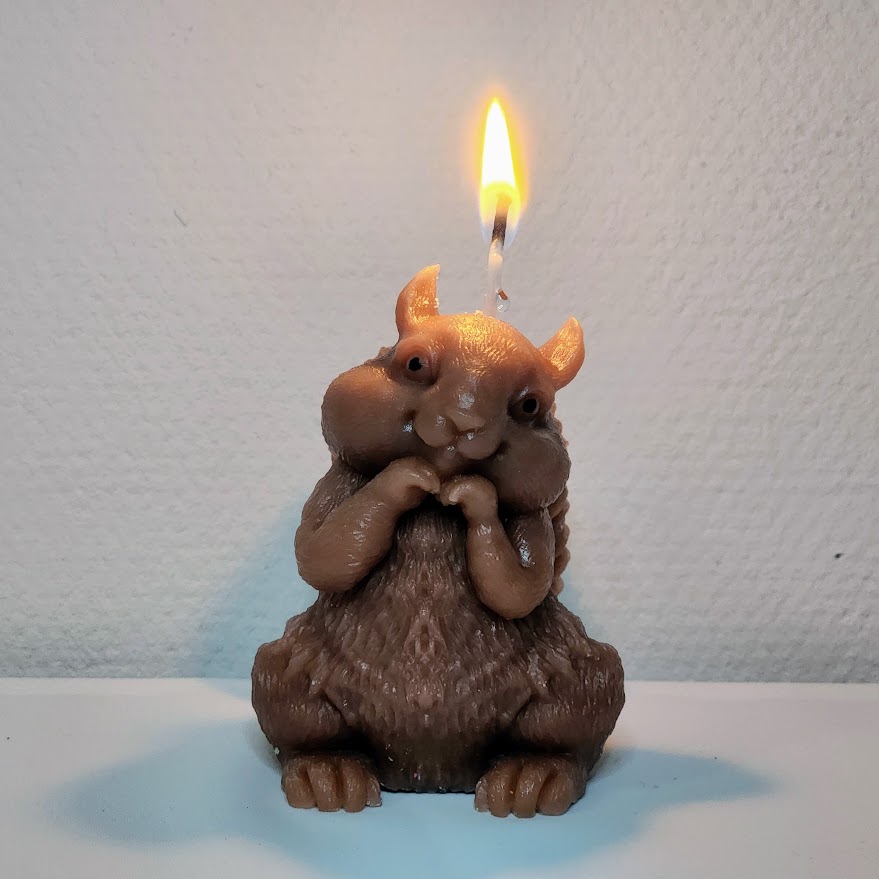 Lumineuse bougie d'un charmant petit écureuil 8 cm de haut
