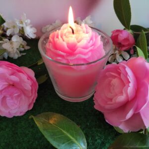 Bougie fleur rose fluo dans sa verrine