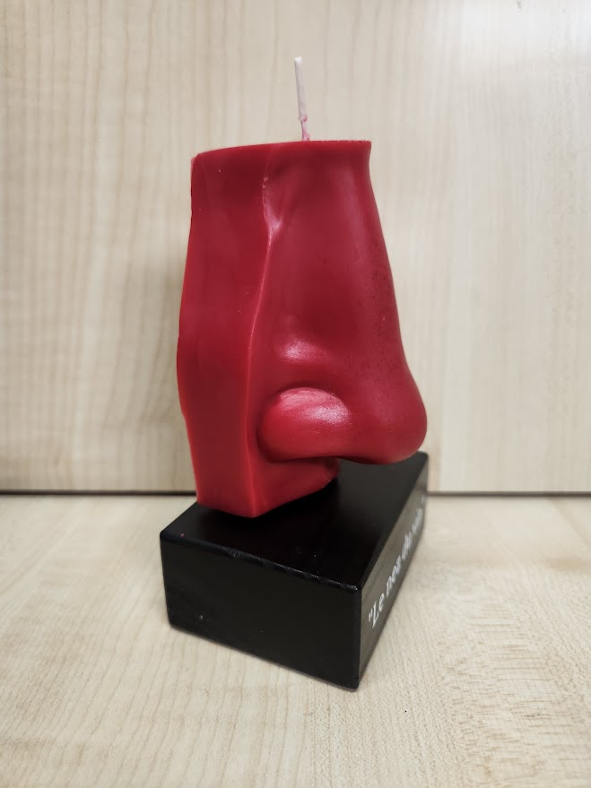 Bougie le nez du vin 2 Bougie en forme de nez sur socle en bois vue de côté