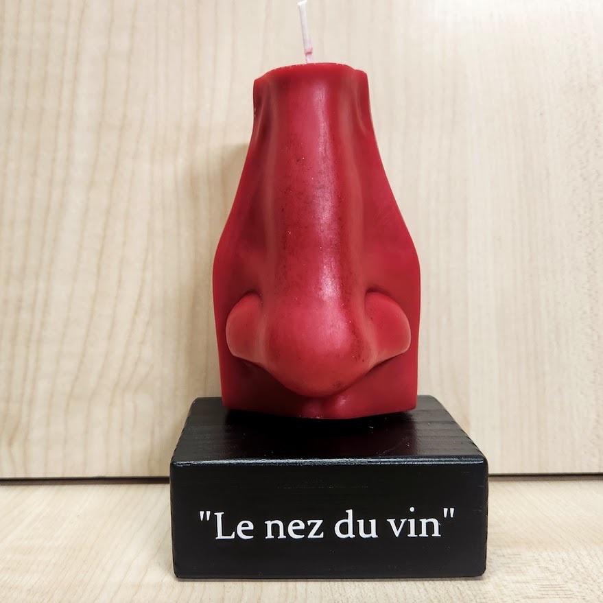 Bougie nez sur socle en bois – Le nez du vin Bougie décorative en forme de nez sur socle en bois Le nez du vin