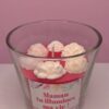 bougie avec petites roses blanches