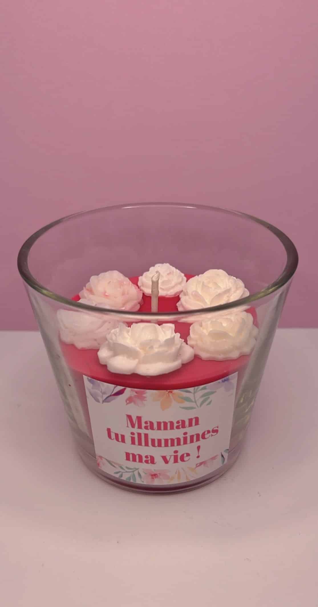 bougie avec petites roses blanches