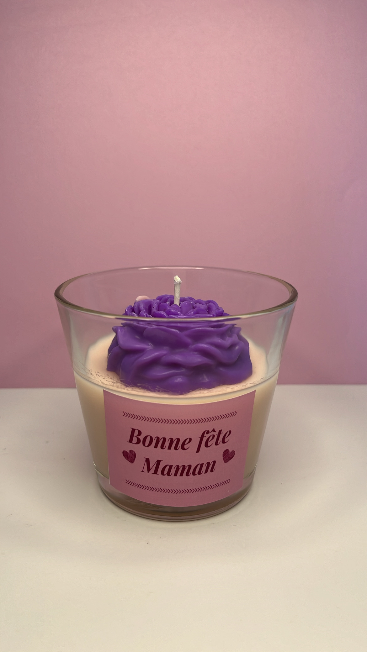 Bougie rose pâle avec rose violette
