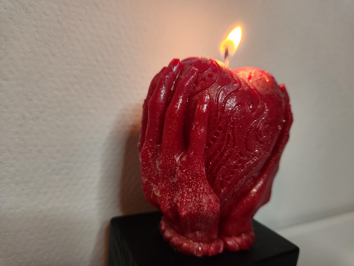 Bougie saint valentin avec coeur posé dans les mains