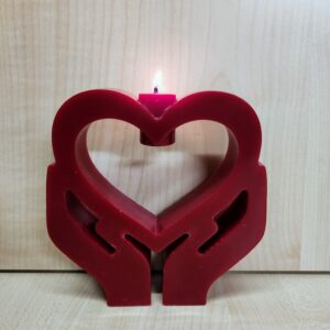 Bougie grand coeur dans les mains pour saint valentin