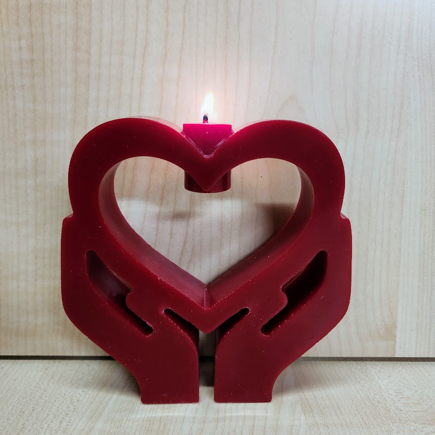 Bougie grand coeur dans les mains pour saint valentin