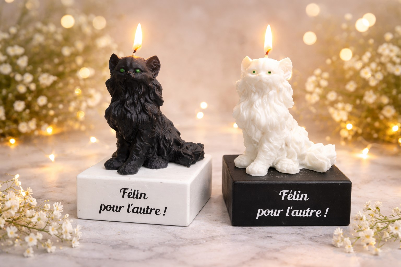 Bougies chats noir et blanc – “Félin pour l’autre” Deux bougies originales en forme de chats, l’une noire et l’autre blanche, allumées sur des socles assortis avec l’inscription « Félin pour l’autre », sur un fond décoratif lumineux et chaleureux