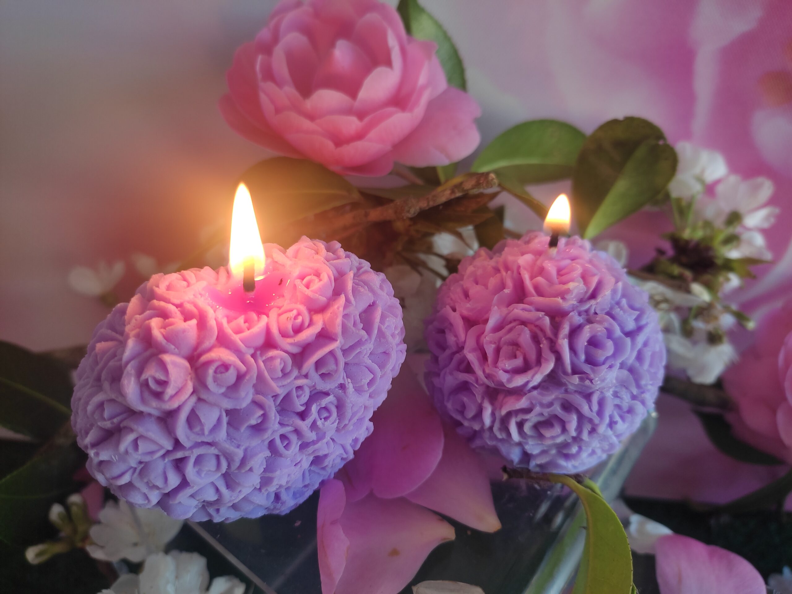 Bougies-mauve-coeur-et-boule-scaled