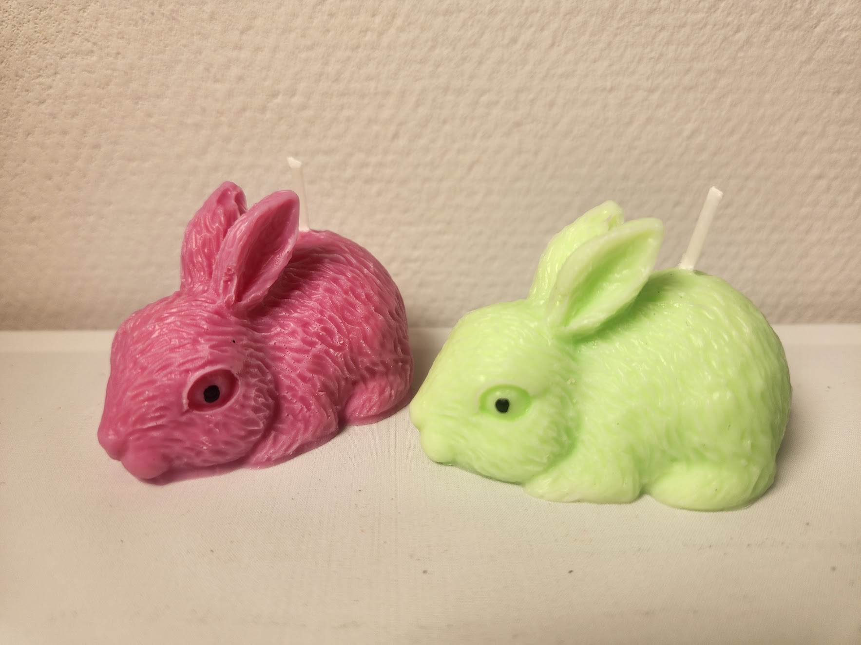 Bougies petits lapins fushia et vert fluo Bougies petits lapins fuchsia et vert fluo