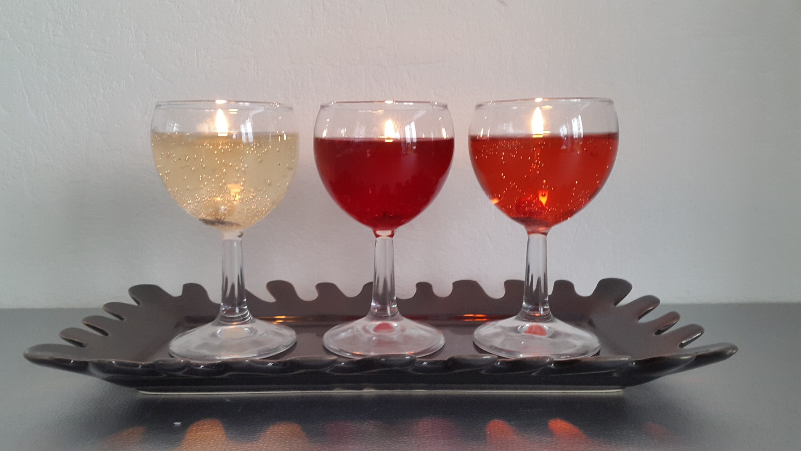 Bougies verres de vin blanc rosé et rouge