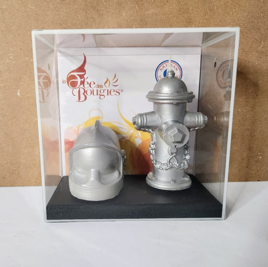 coffret cadeau d'une bougie borne incendie et casque de pompier couleur argent