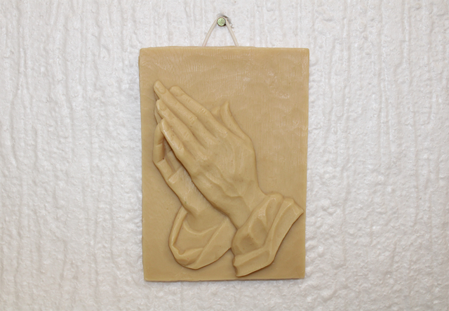 Mains jointes beige