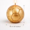 Bougie ballon de football dorée allumée avec indication taille 8 cm sur fond neutre