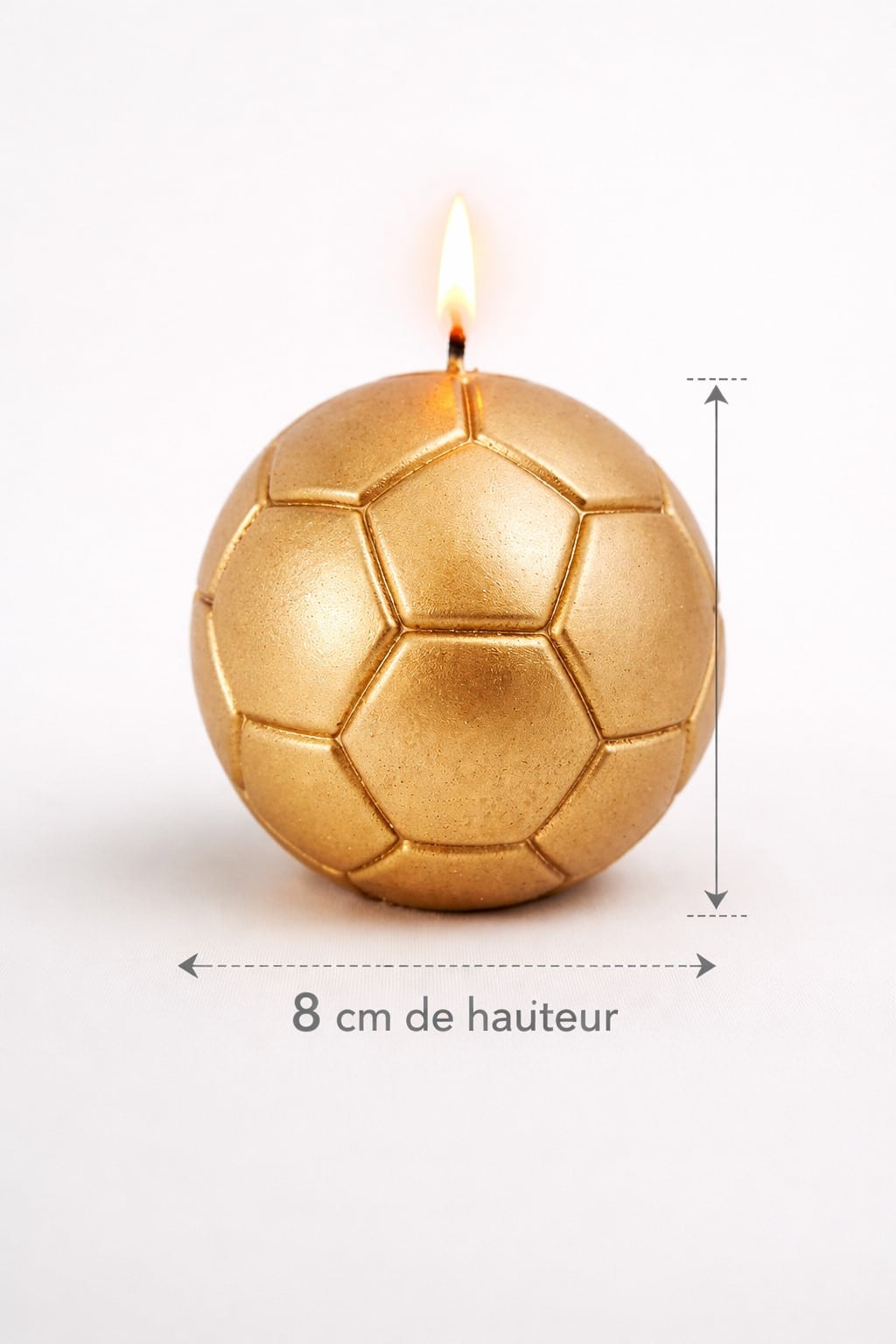 Bougie ballon de football dorée allumée avec indication taille 8 cm sur fond neutre