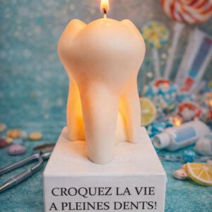Bougie en forme de dent allumée avec décor coloré et gourmand, ambiance originale et décalée
