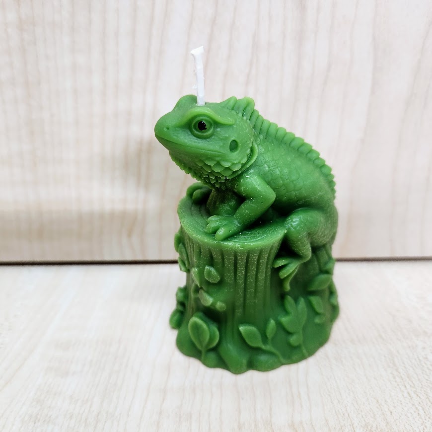 bougie-iguane-vue-profil-artisanale Vue de profil de la bougie iguane verte, détails des écailles