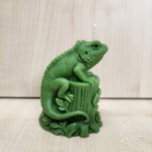Bougie iguane verte sculptée sur un socle en bois, figurine animale pour boutique de zoo.