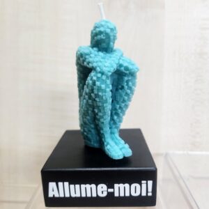 Bougie artisanale bleue style pixel art sur socle noir avec message Allume-moi !