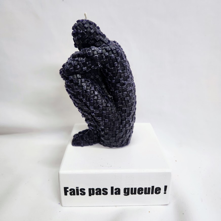Bougie artisanale noire design pixel sur socle blanc avec inscription Fais pas la gueule.