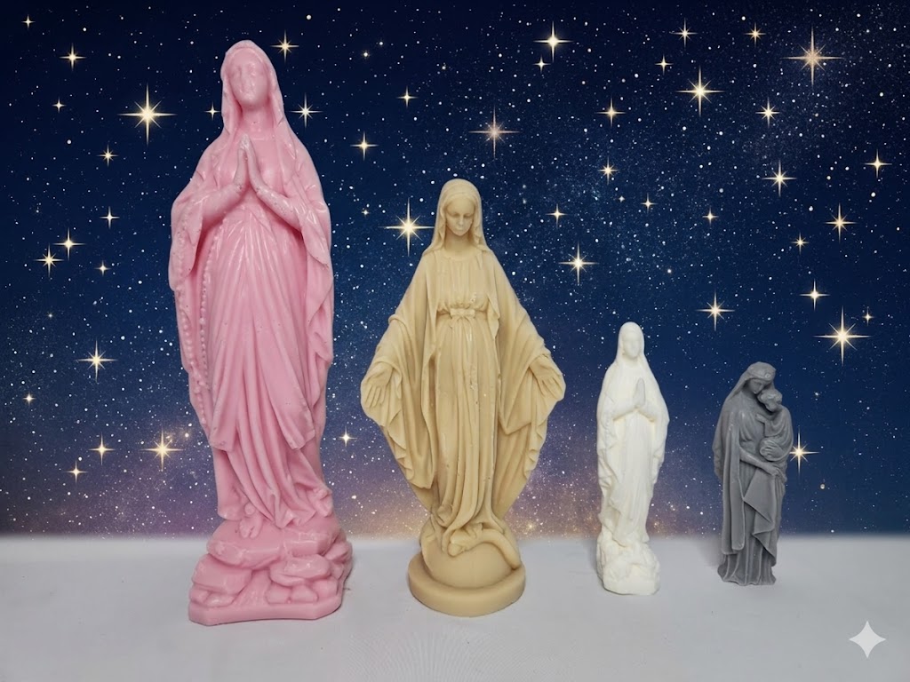 Une image présentant quatre bougies religieuses en cire, modelées en statues de la Vierge Marie, de tailles et couleurs différentes (rose, beige, blanche, grise), alignées sur un fond bleu étoilé. Les bougies sont de nature décorative, sans mèche pour la combustion.