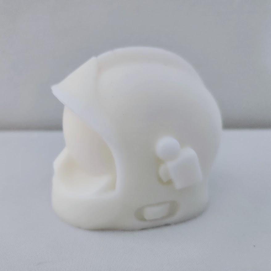 casque de pompier blanc en cire végétale vue de côté casque de pompier miniature en cire 7 cm