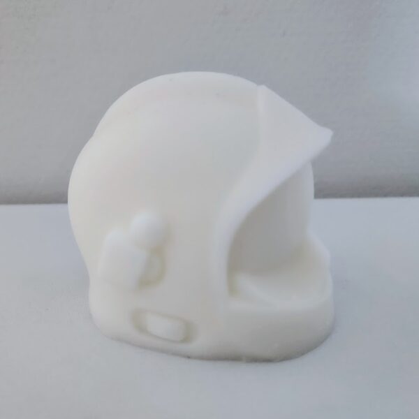 miniature casque de pompier en cire blanche 7 x 7 cm