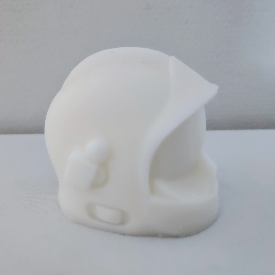 casque de pompier blanc en cire vue coté gauche miniature casque de pompier en cire blanche 7 x 7 cm