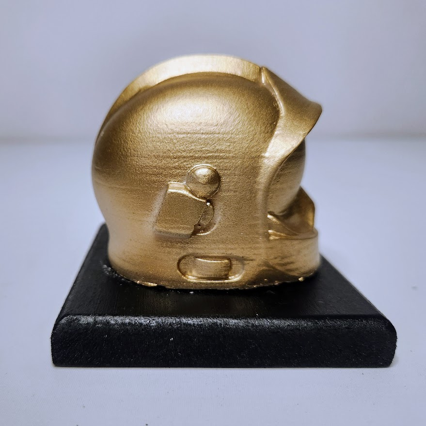 casque de pompier doré en cire végétale