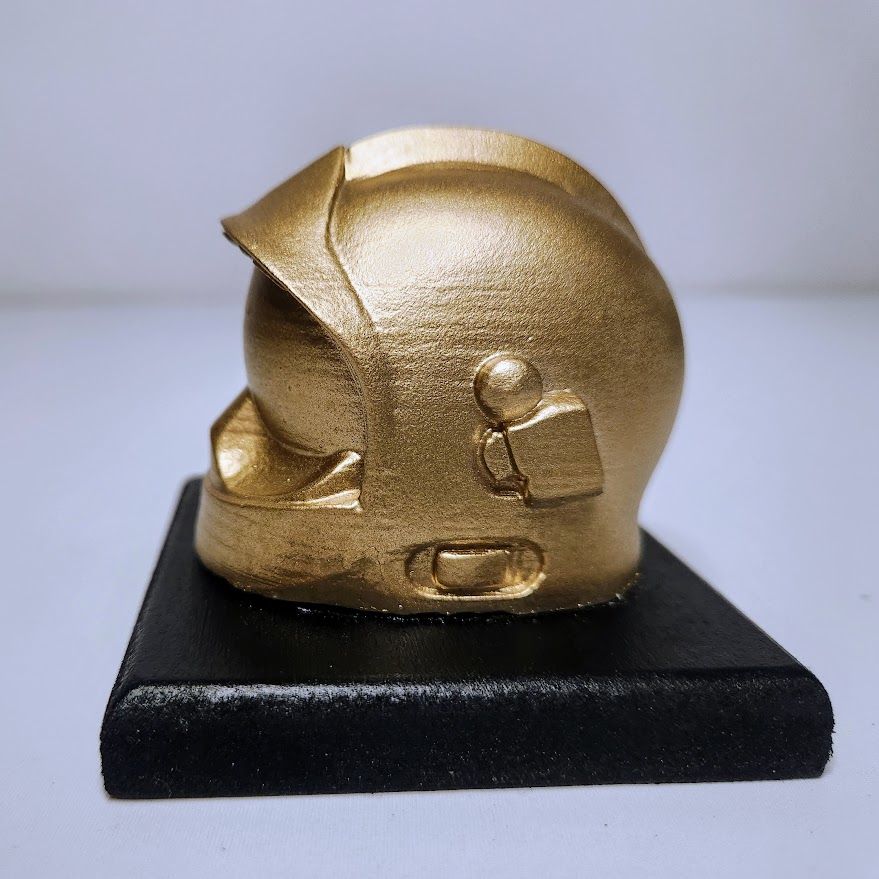 casque de pompier doré en cire