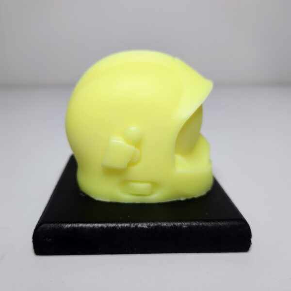 casque en cire jaune fluo d'un casque de pompier sans mèche