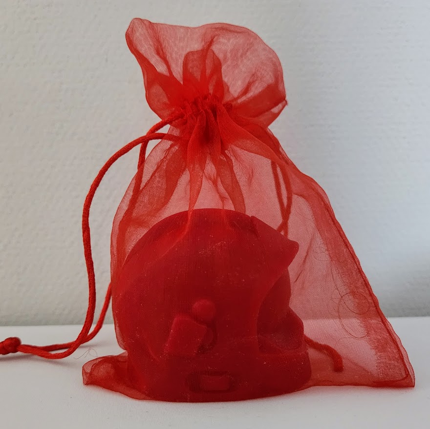 casque de pompier miniature en cire rouge