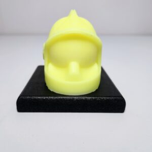 casque de pompier en cire jaune fluo