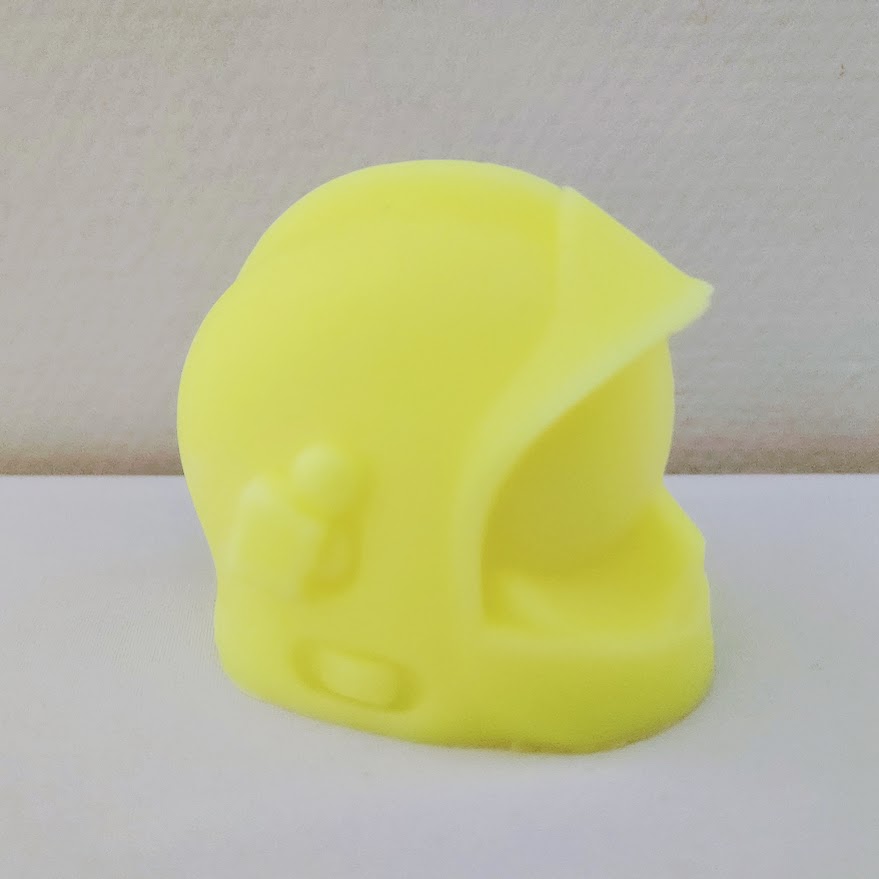 casque de pompier en cire végétale jaune fluo