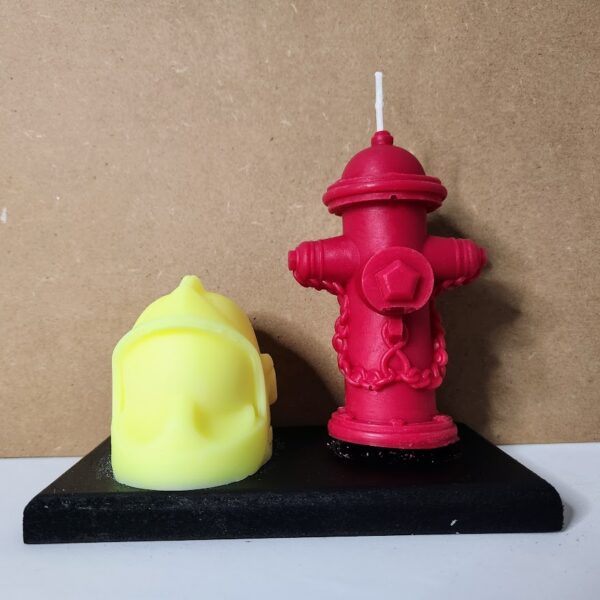 Bougie borne incendie rouge et casque de pompier en cire jaune fluo sans mèche