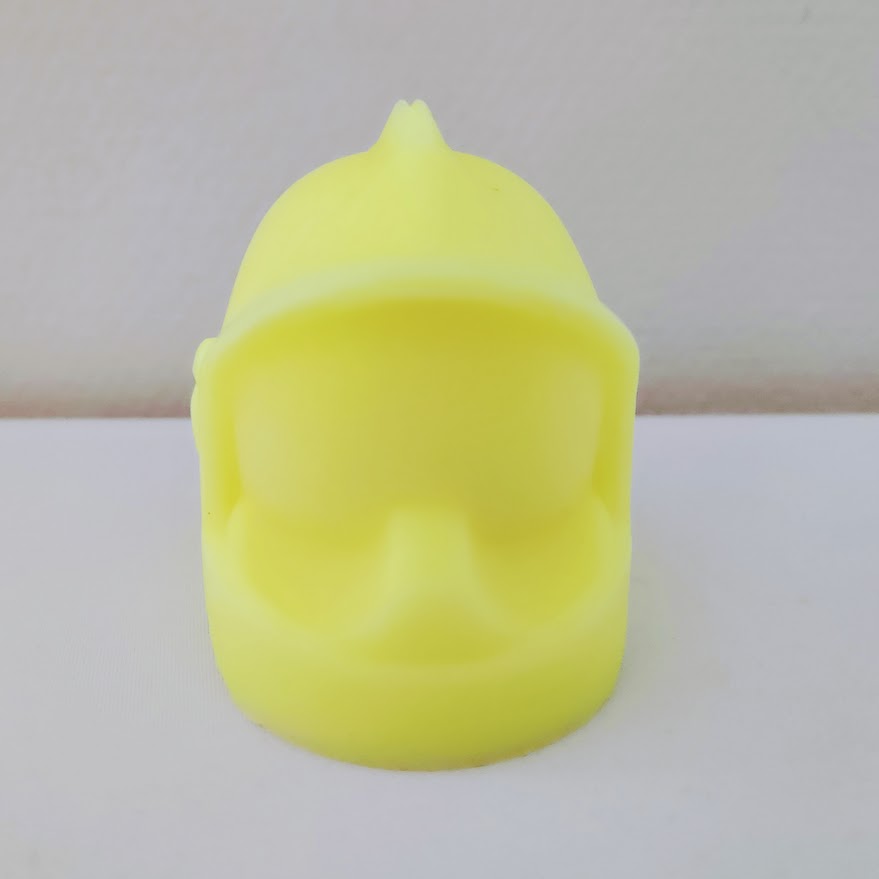 casque de pompier en cire jaune fluo vendu sans mèche 7 x 7 cm