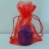 casque de pompier en cire bleue dans son sac en organza rouge
