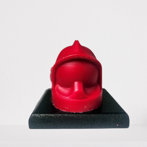 casque de pompier rouge en cire végétale création artisanale française
