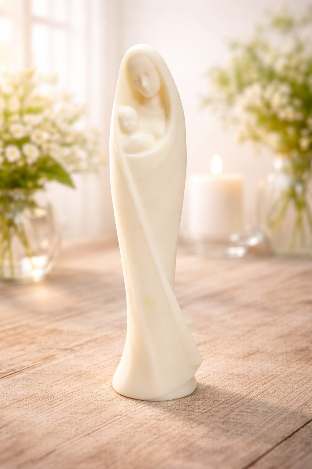 Statuette Vierge à l'Enfant stylisée en cire blanche, fabrication artisanale La Fée des Bougies.